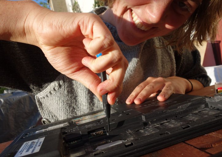 Laurina repariert ihren Laptop