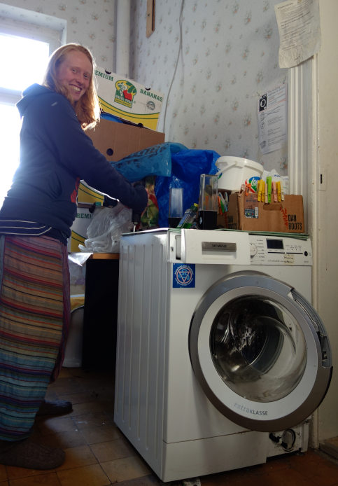 Larissa repariert die Waschmaschine